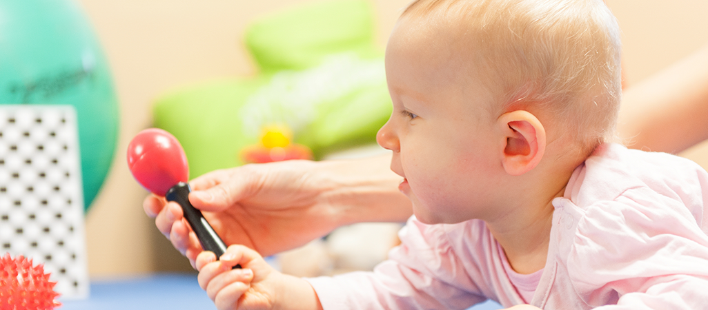 Un bébé au centre d'action médico-sociale précoce