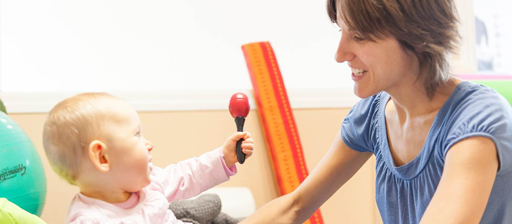 Une kinésithérapeute et un enfant pris en charge au Centre d'action médico-sociale précoce