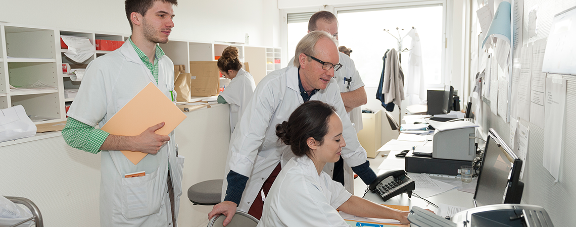 Salle des internes avec le Pr Vittecoq en neurologie, rhumatologie et douleur.