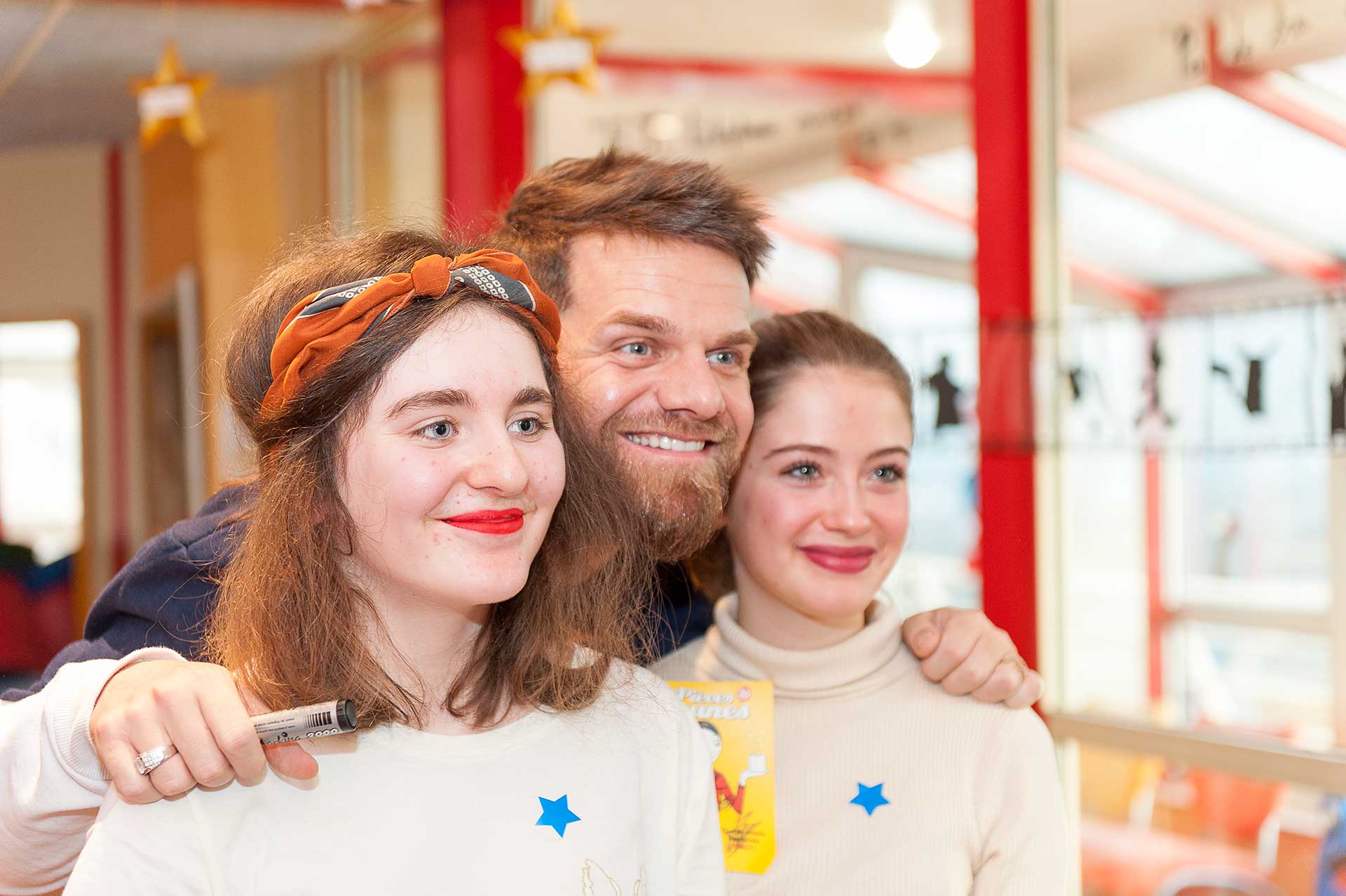 Keen'V pose avec deux patientes à l'occasion de l'inauguration de l'hôpital de jour de médecine de l'adolescent