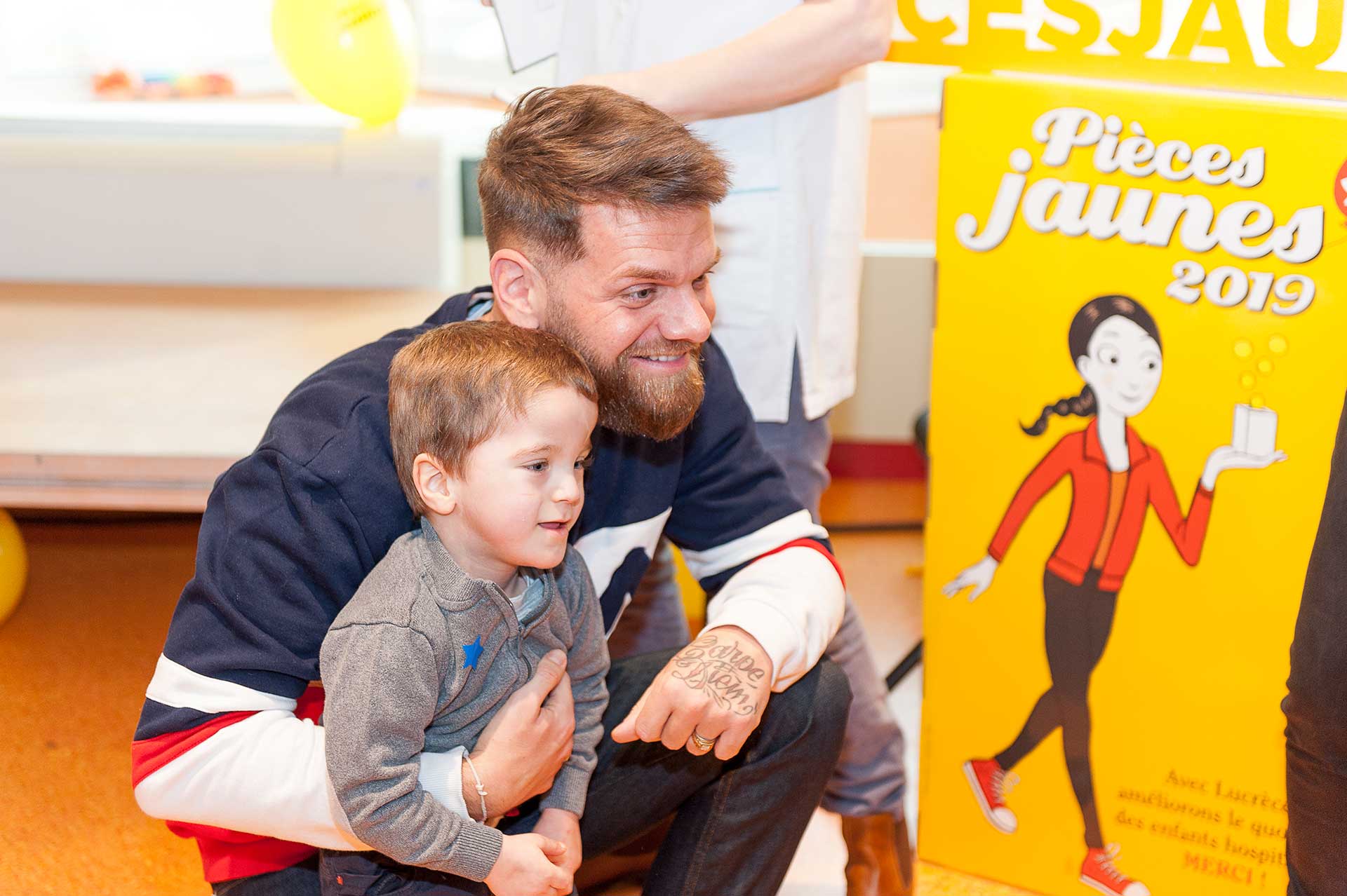 Keen'V pose avec un jeune patient à l'occasion de l'inauguration de l'hôpital de jour de médecine de l'adolescent