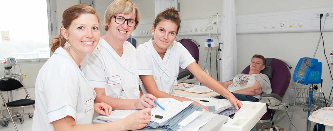 Infirmières à l'hôpital de jour commun rhumatologie, neurologie et douleur.