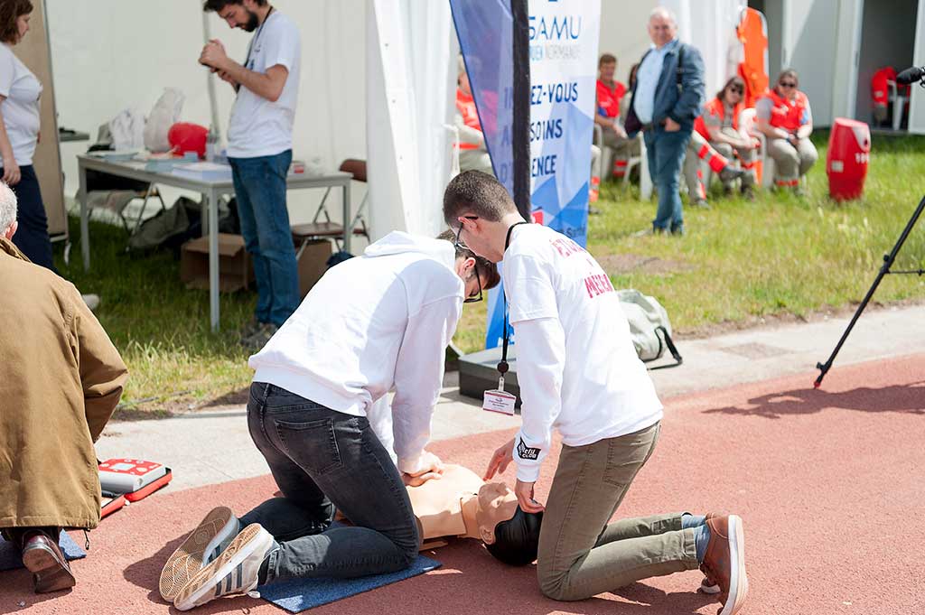 Le stand du SAMU sur les quais rive droite à l'occasion de l'Armada : ateliers d'initiation aux gestes d'urgences