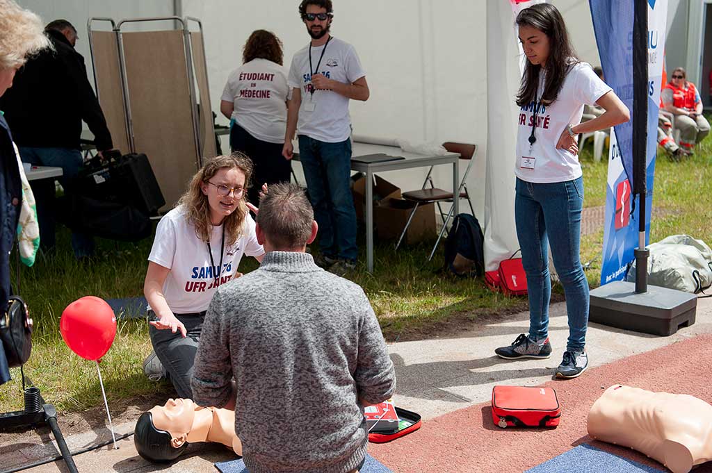 Le stand du SAMU sur les quais rive droite à l'occasion de l'Armada : ateliers d'initiation aux gestes d'urgences