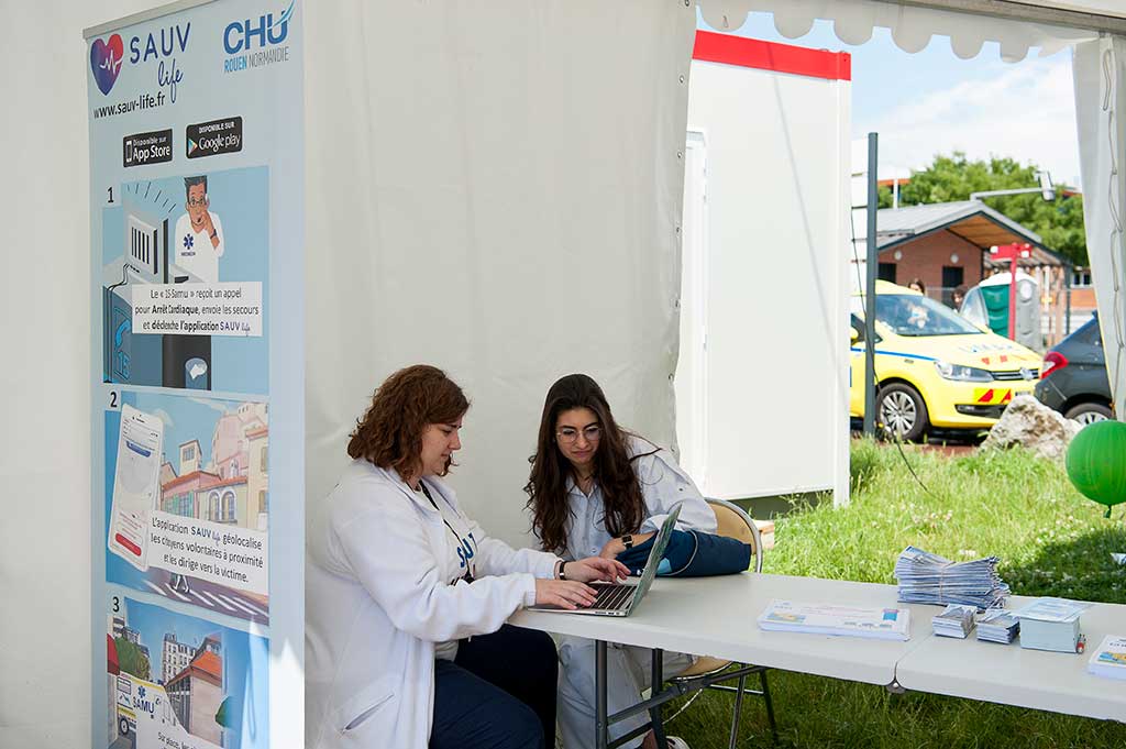 Le stand du SAMU sur les quais rive droite à l'occasion de l'Armada : espace information