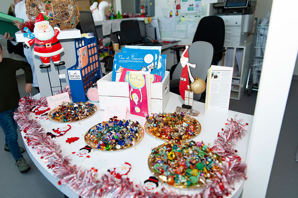 Décoration de Noël à l'hôpital de jour d'hépato-immuno-oncologie pédiatrique.