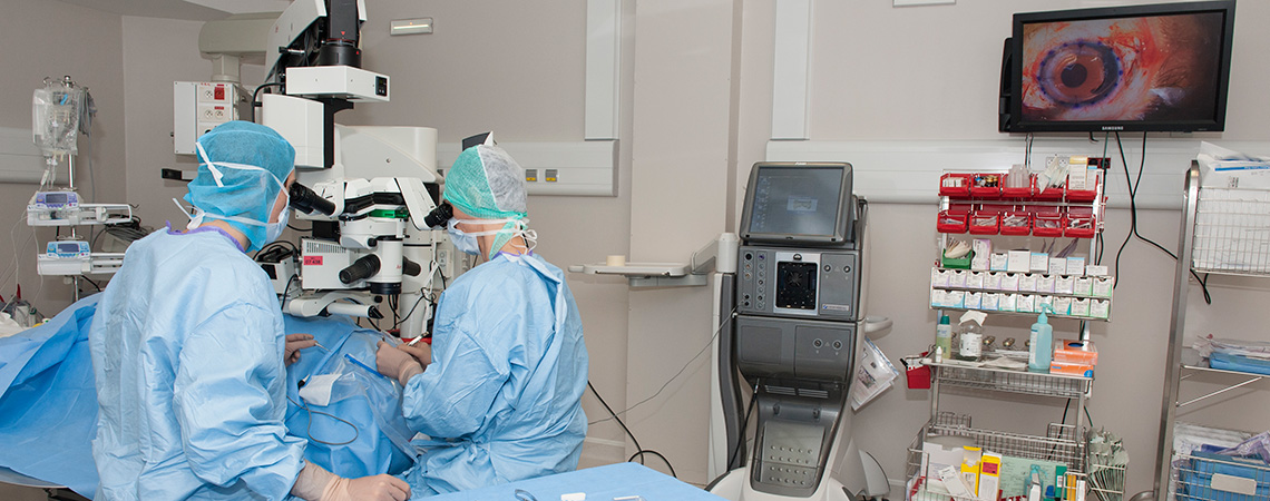 Vue d'ensemble du bloc opératoire lors d'une greffe de cornée.